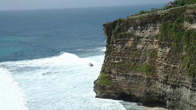 极端的海浪粉碎了印尼巴厘岛的乌鲁瓦图海岸视频素材