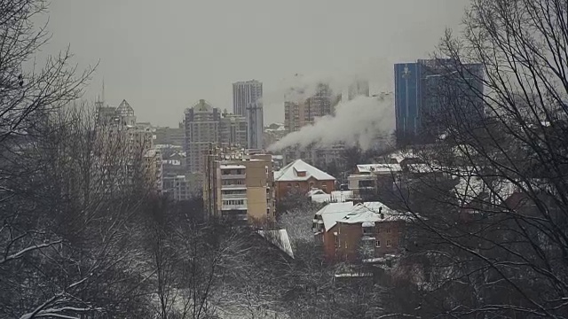 冬天。城市被雪覆盖着视频素材