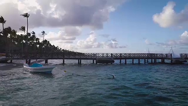 航拍的船和热带岛屿海滩巴瓦罗在蓬卡纳度假胜地，多米尼加共和国视频素材