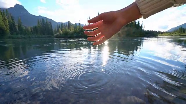 人们用手从山河中舀取淡水视频素材