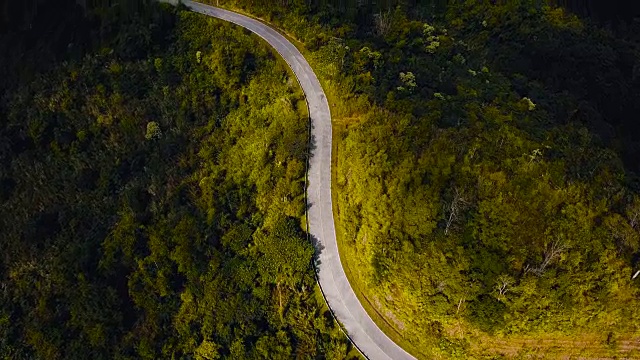 无人机:空中公路之旅视频素材