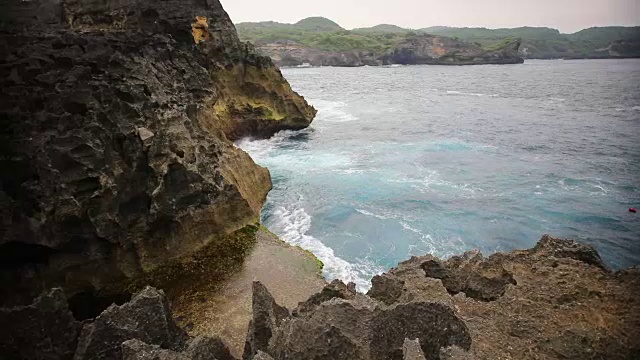 靠近巴厘岛的努沙佩尼达岛的曼塔角海岸线视频素材