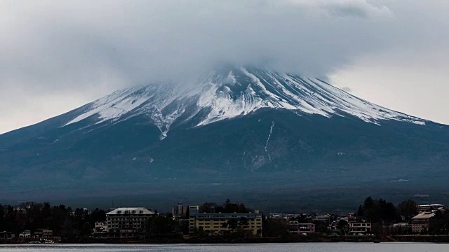 富士山和透镜状云的形成视频素材