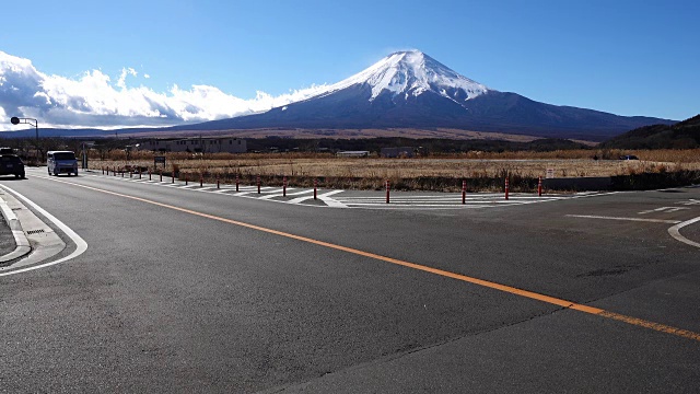 路过富士山的汽车视频素材