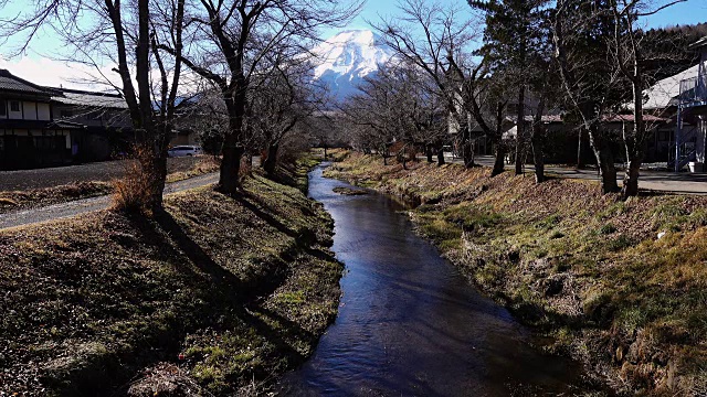 流向富士山的小溪视频素材