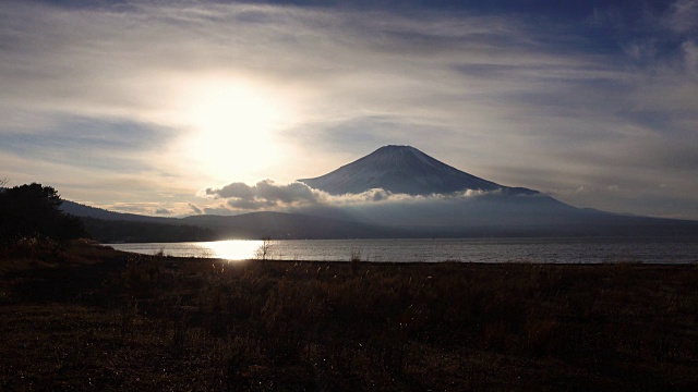 日落时富士山上的山中湖视频素材