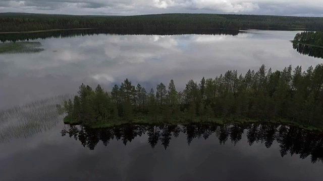 斯堪的纳维亚的荒野湖视频素材