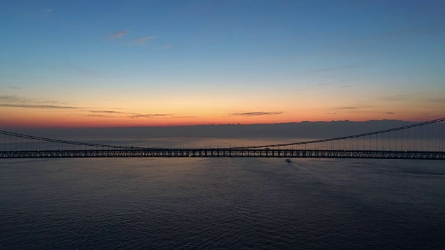 空中——明石海峡大桥在晨光中僵直视频素材