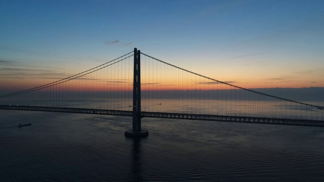 架空——明石海峡大桥清晨的辉光塔主缆线盘视频素材