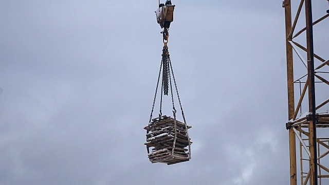 新建筑。建造一座新建筑视频素材