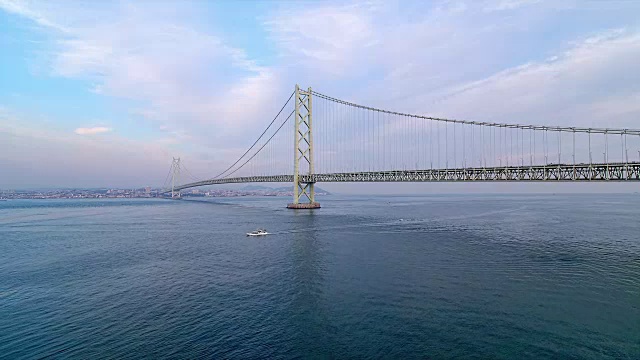 空中上行-从淡路岛俯瞰明石海峡大桥视频素材