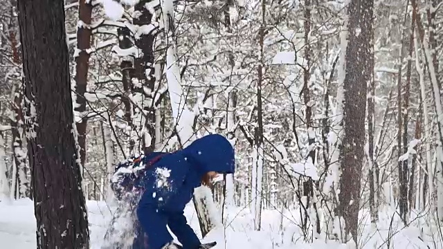 冬天。一个女孩走在白雪覆盖的森林里视频素材