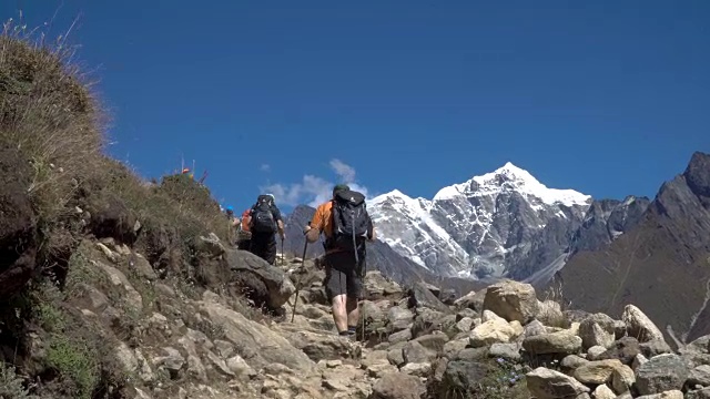 男孩游客走在喜马拉雅山的小路上视频素材