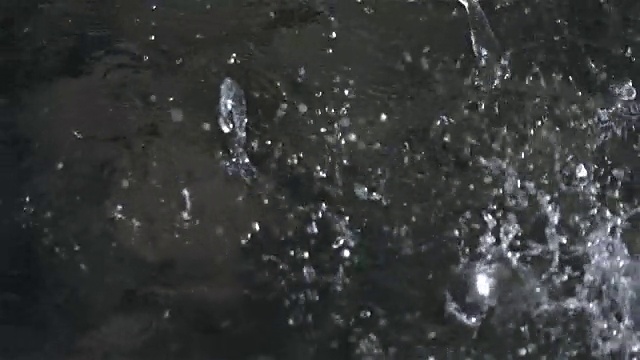 雨滴掉进水池的视频在真正的慢动作视频素材