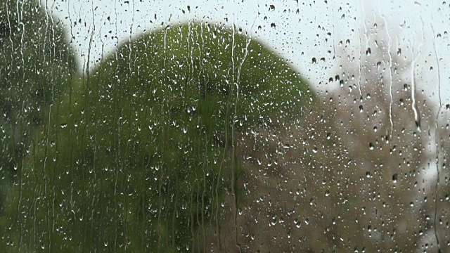 雨滴顺着窗户流下来视频素材