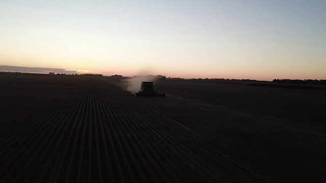 夕阳收获视频素材