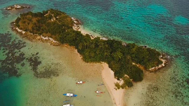 美丽的热带海滩，鸟瞰图。热带岛屿视频素材