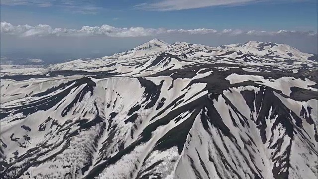 空中射击;日本北海道大悦山脉的长镜头。视频素材