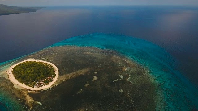 鸟瞰图美丽的海滩热带岛屿。Mantigue岛菲律宾视频素材