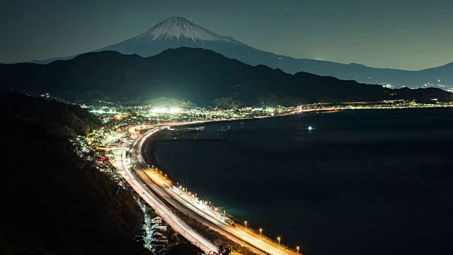 富士山的骏河湾和富美高速公路的夜晚视频素材