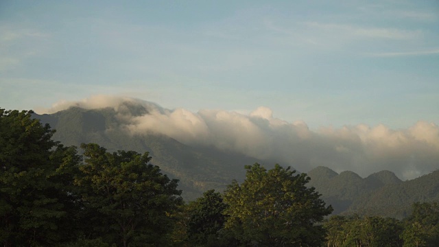 山川和天空的景观。Camiguin岛视频素材