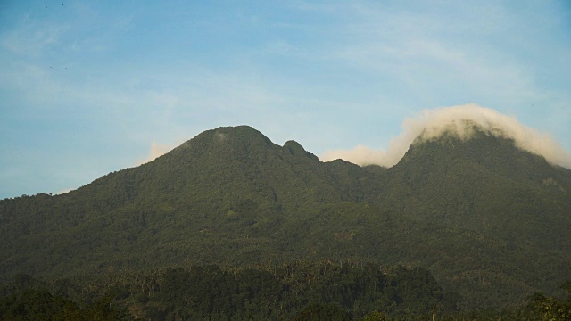 山川和天空的景观。Camiguin岛视频素材