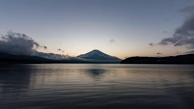 夕阳下的富士山(放大)视频素材