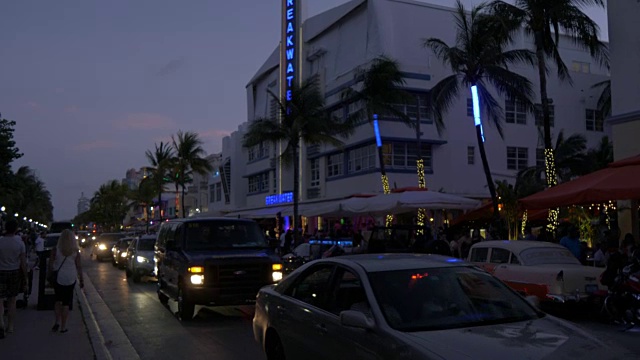 夜生活和装饰艺术建筑在海洋大道黄昏，海洋大道，南海滩，迈阿密，佛罗里达，美国，北美视频素材