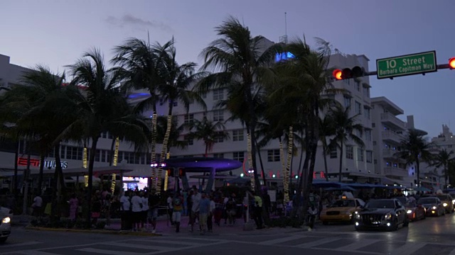 夜生活和装饰艺术建筑在海洋大道黄昏，海洋大道，南海滩，迈阿密，佛罗里达，美国，北美视频素材