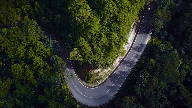 空中飞行:在木路上飞行。视频素材