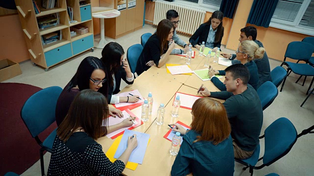 成人学生在教室里视频素材