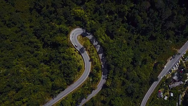 空中飞行:在木路上飞行。视频素材