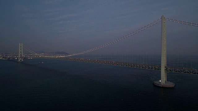 鸟瞰图-日落后明石海峡大桥全景缩小视频素材