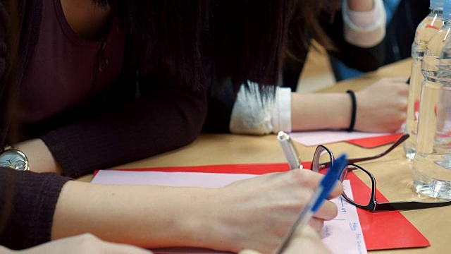 成人学生在教室里视频素材