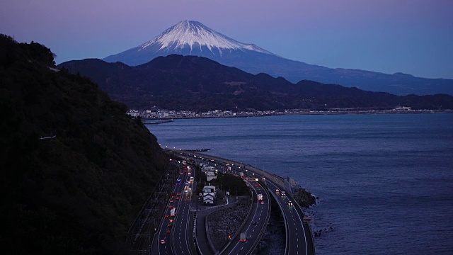 骏河湾和富美高速公路上的富士山(视频)视频素材