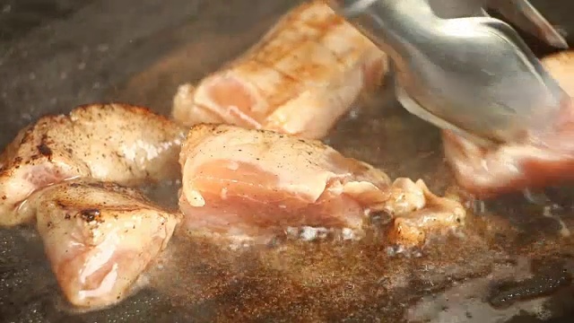 用平底锅炒猪肉视频素材