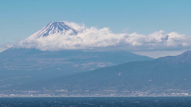 骏河湾上的富士山视频素材