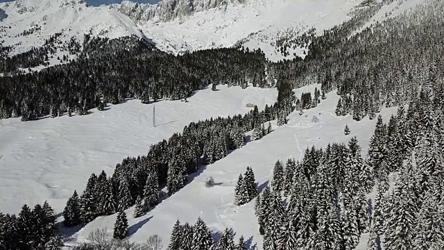 Presolana是意大利阿尔卑斯山脉的奥罗比山脉。一场雪后的冬季景观视频素材