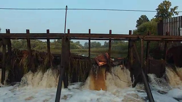 雨后在河上筑坝视频素材