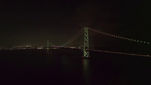 空中登高——从淡路岛眺望明石海峡大桥夜景视频素材