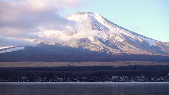 富士山被快速移动的云遮住了视频素材