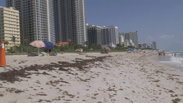 色彩缤纷的救生员瞭望塔在迈阿密海滩，南海滩，迈阿密，佛罗里达，美国，北美视频素材