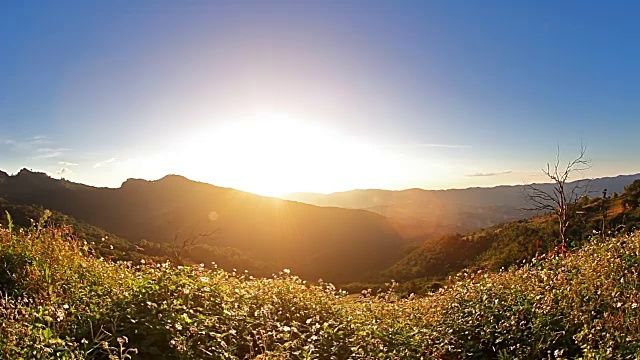 时间流逝日出与云移动的山视频素材