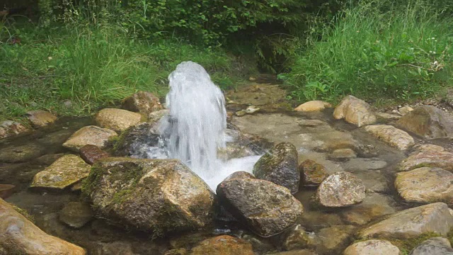 自流井。泉水喷发，自然环境。石头和水。干净的可饮用地下水从地下涌出。欧洲爱沙尼亚恩德拉自然保护区奥斯特里库河诺拉泉区视频下载