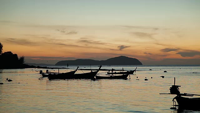 泰国普吉岛的日出。海景与渔船。清晨，拉瓦伊海滩视频素材