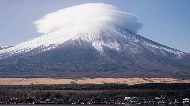 富士山山顶的透镜状云视频素材