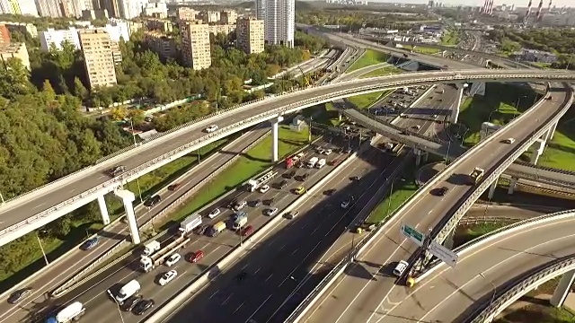 高速公路上的交通状况视频素材