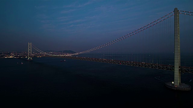 鸟瞰图-日落后明石海峡大桥全景放大视频素材