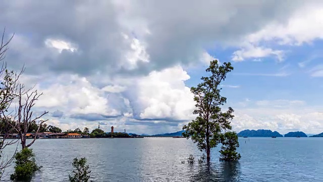 泰国兰大湾的积云风暴云时间流逝视频素材