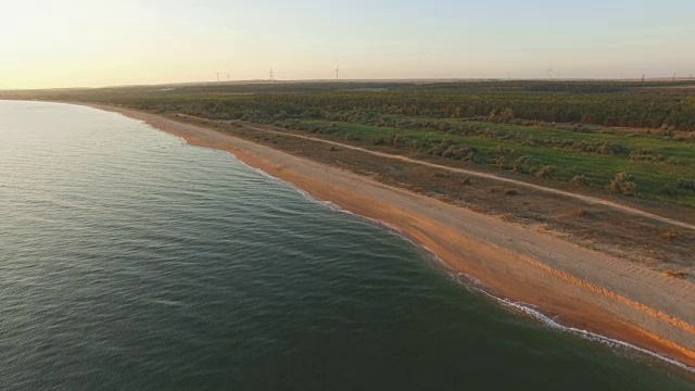 清晨，海浪涌向荒芜的海滩视频素材